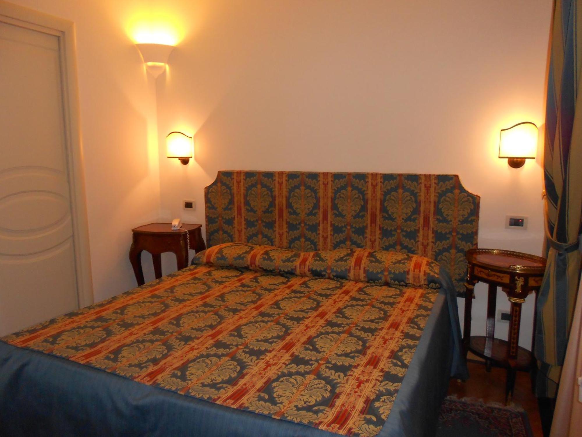 Hotel Al Teatro Livorno Zimmer foto
